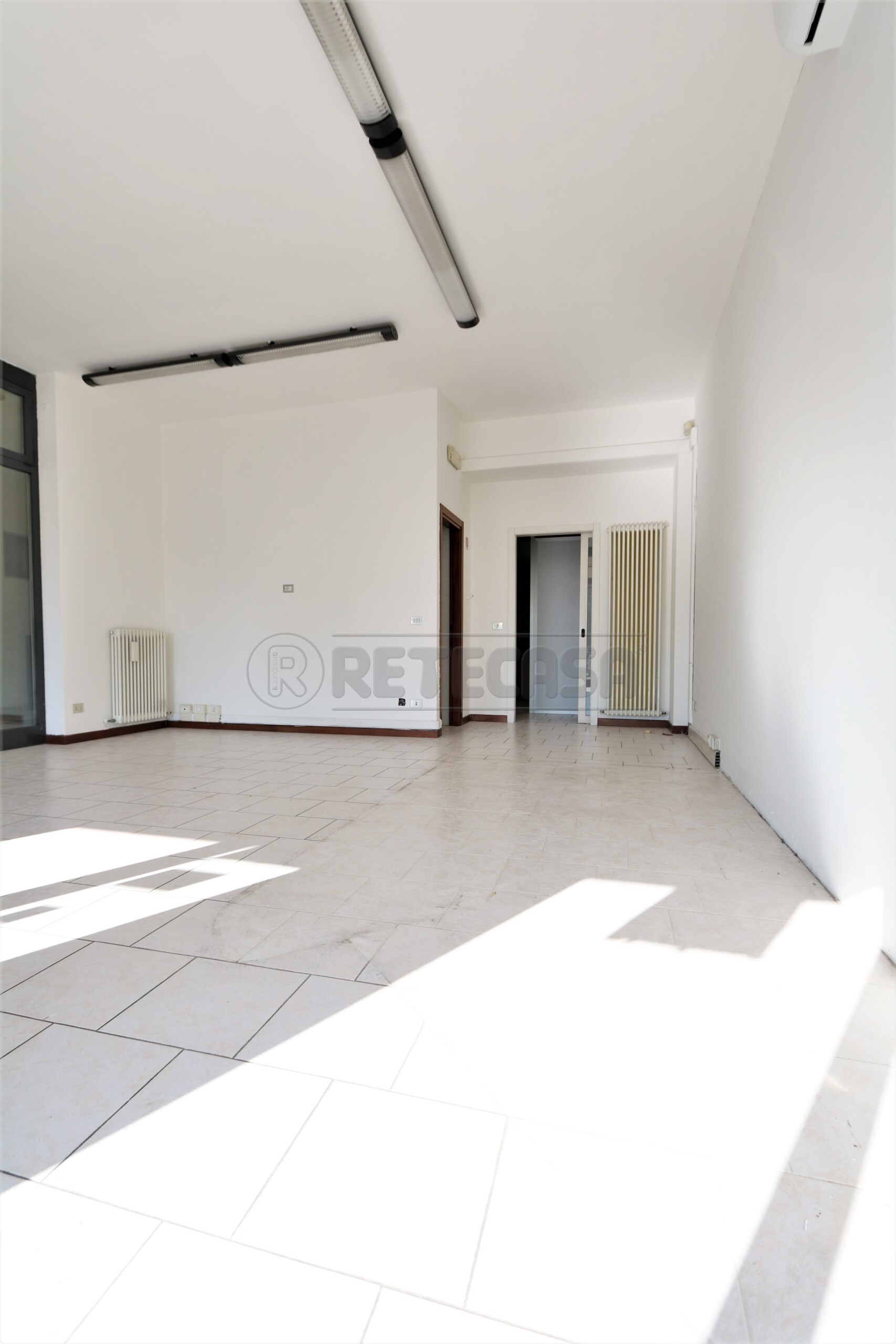 Immagine 7 di Locale commerciale in vendita  a Vicenza