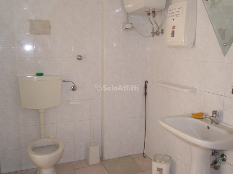 Immagine 5 di Locale commerciale in affitto  a Catanzaro