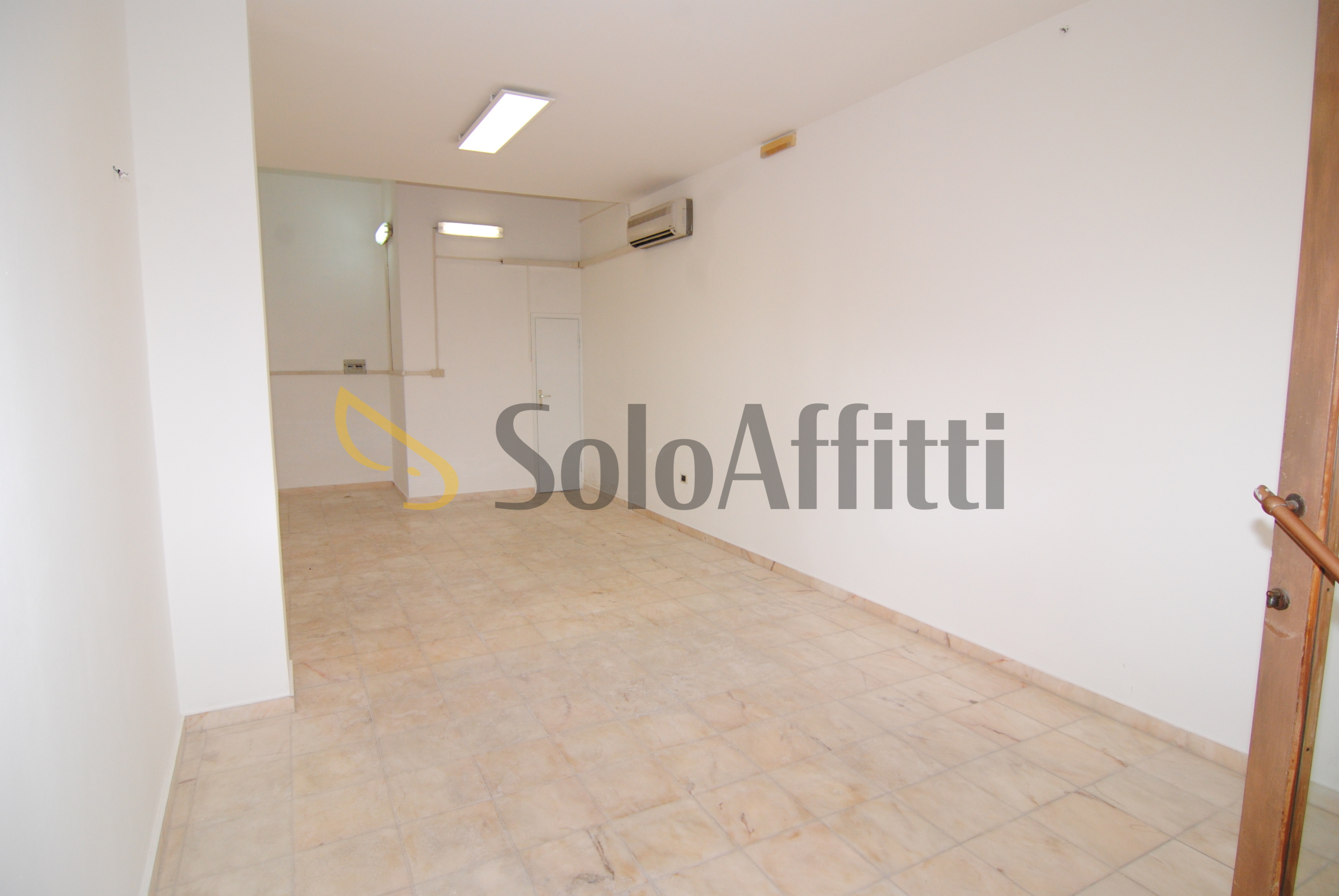 Immagine 2 di Locale commerciale in affitto  a Livorno