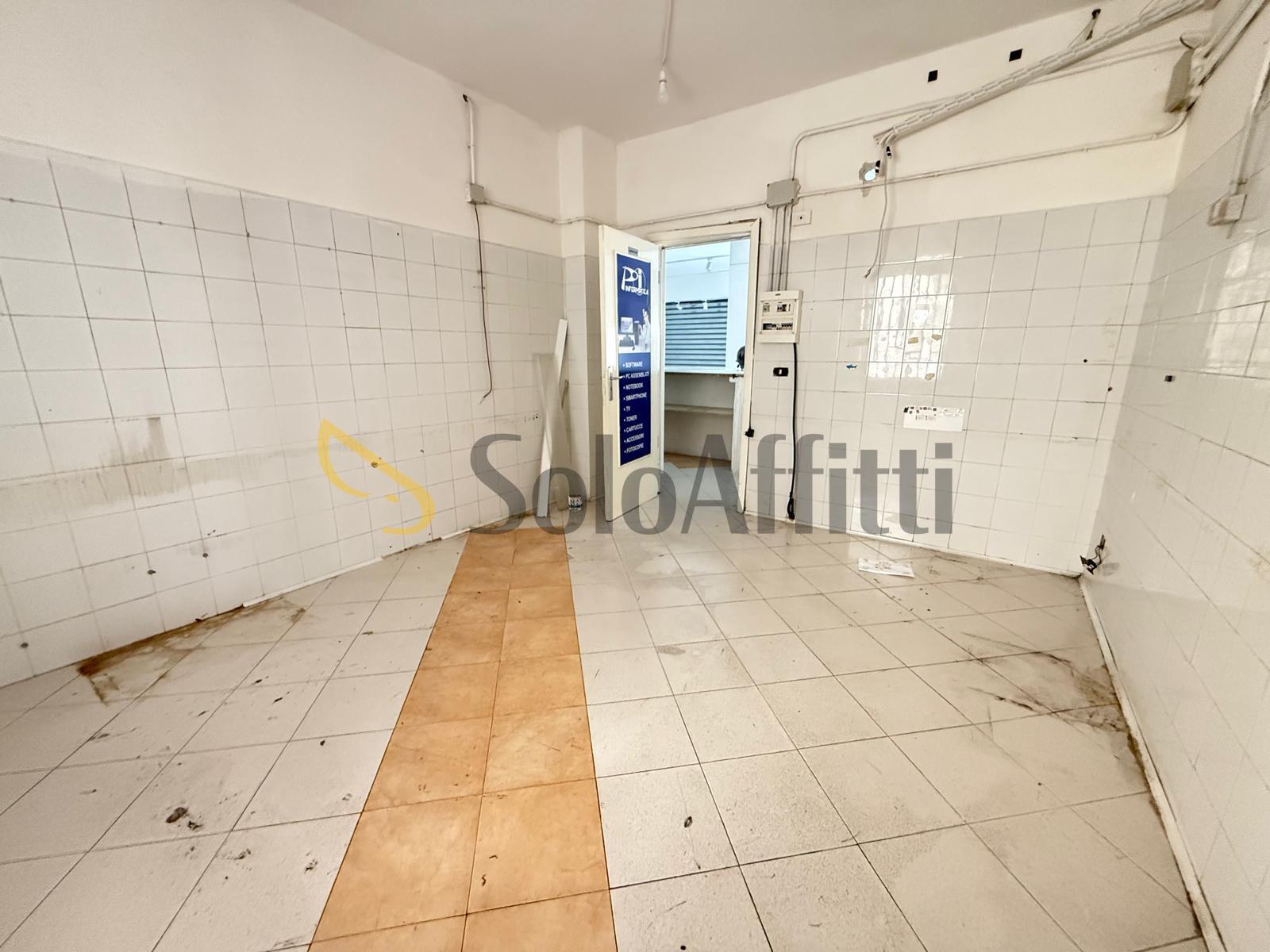 Immagine 18 di Locale commerciale in affitto  in Via John Fitzgerald Kennedy 26 a Caserta