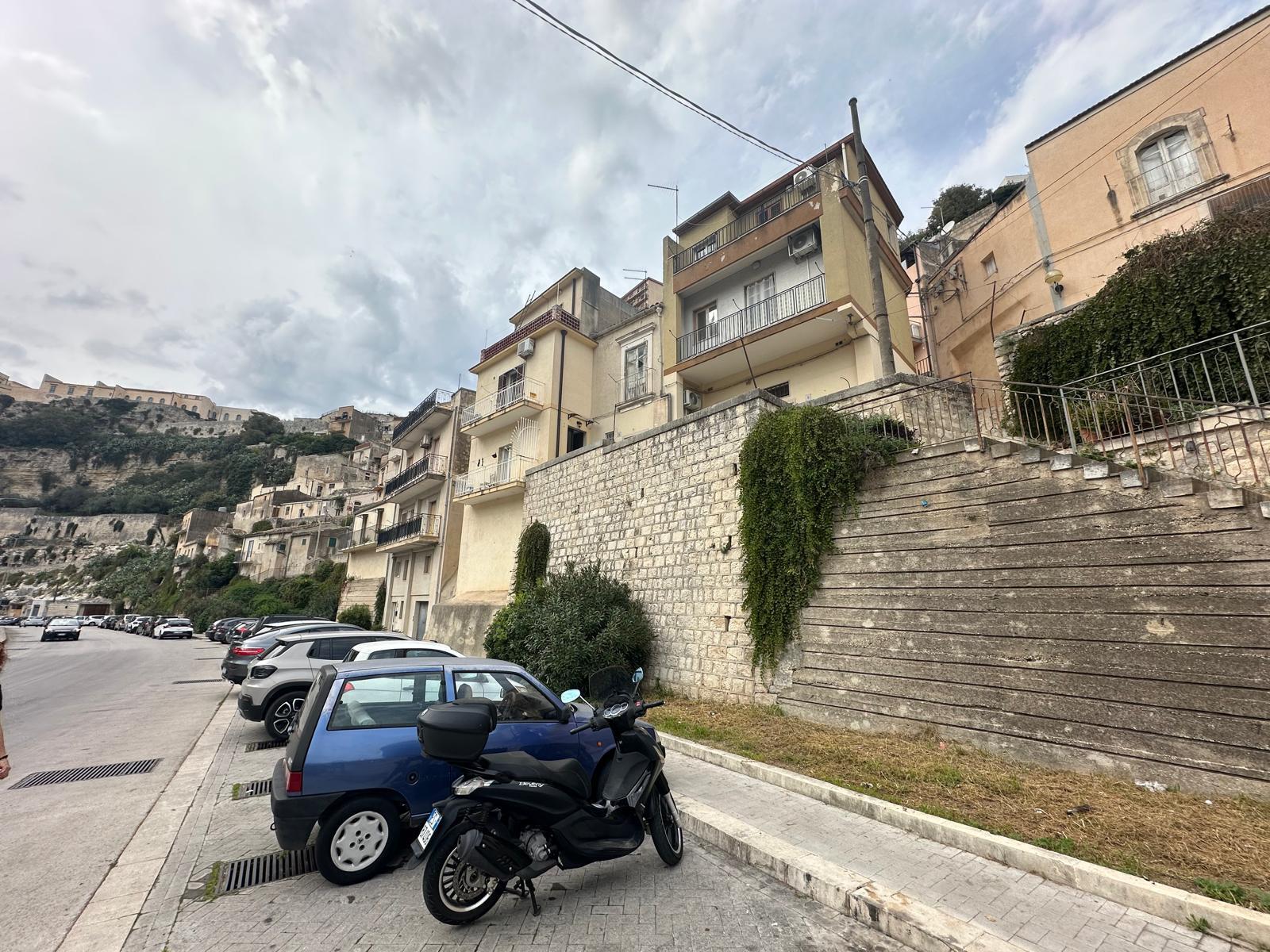 Immagine 10 di Porzione di casa in vendita  in VIA SBALZO a Modica