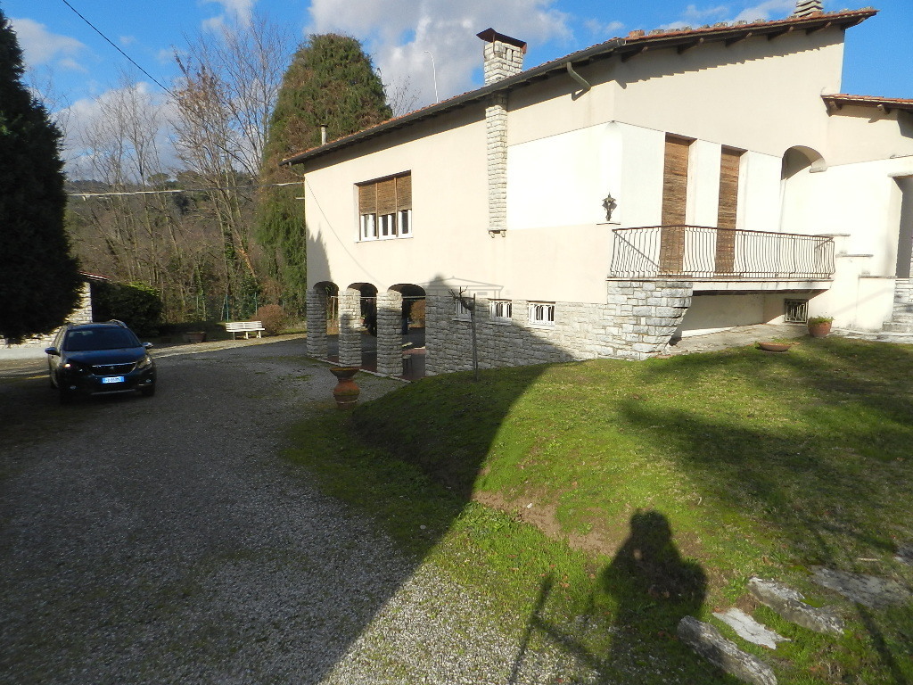 Immagine 16 di Villa in vendita  a Lucca