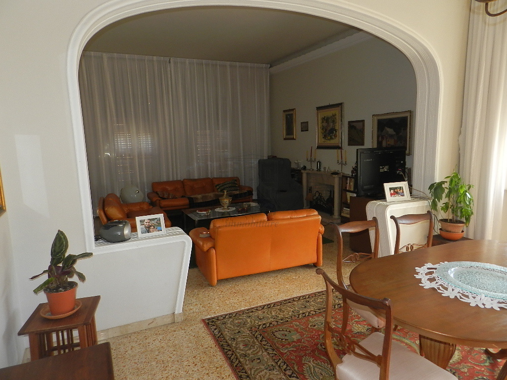 Immagine 4 di Villa in vendita  a Lucca