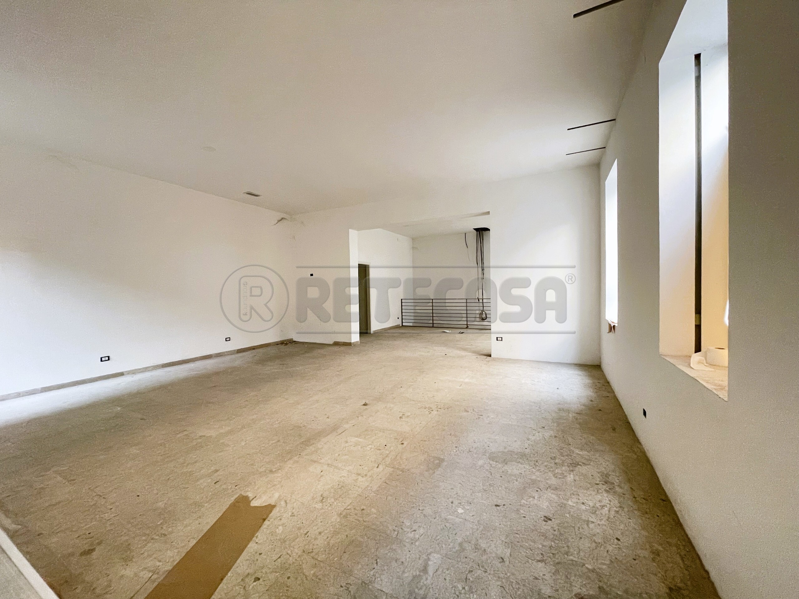 Immagine 16 di Locale commerciale in vendita  in Riviera dei Ponti Romani 13 a Padova