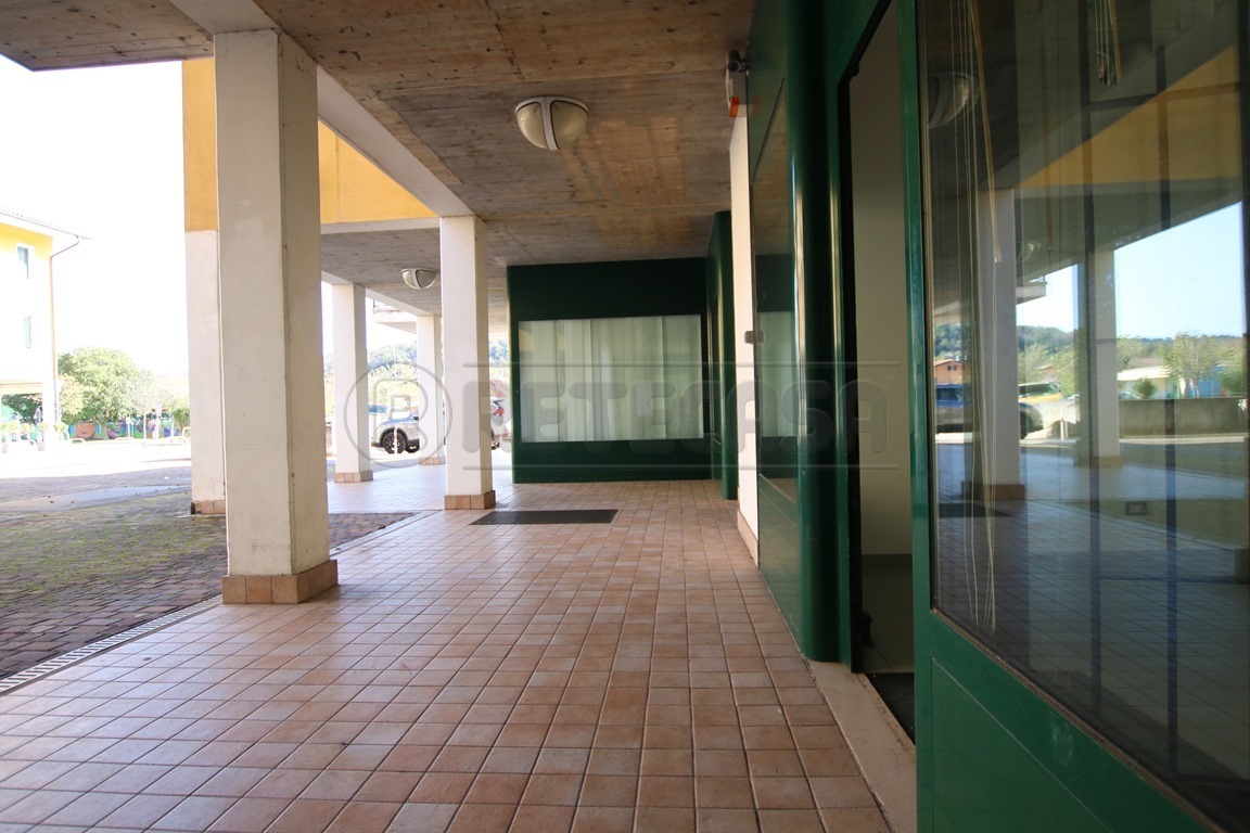 Immagine 3 di Locale commerciale in vendita  in Via Monte Lungo a Arcugnano