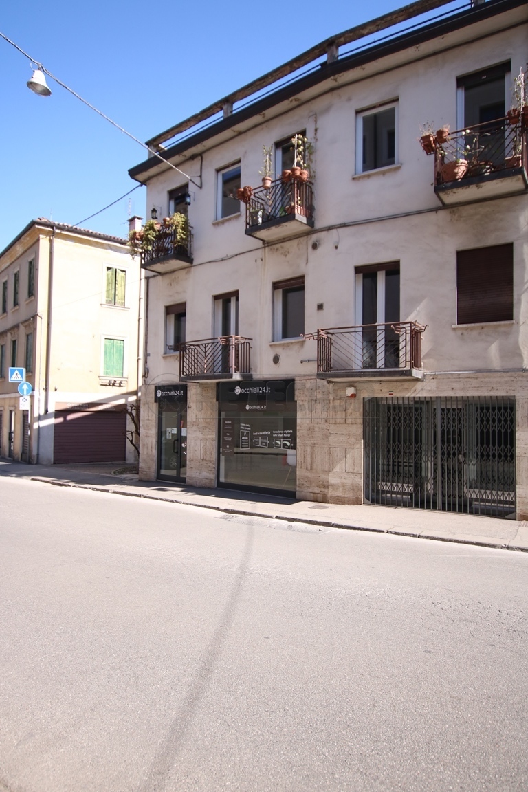 Immagine 15 di Locale commerciale in vendita  in Contrà s. Francesco a Vicenza
