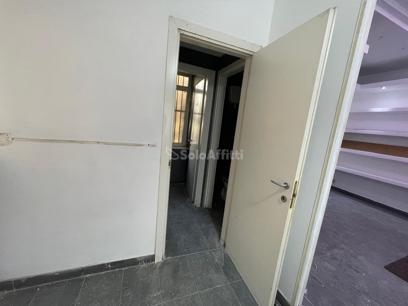 Immagine 9 di Locale commerciale in affitto  in Via Fulvio Renella a Caserta