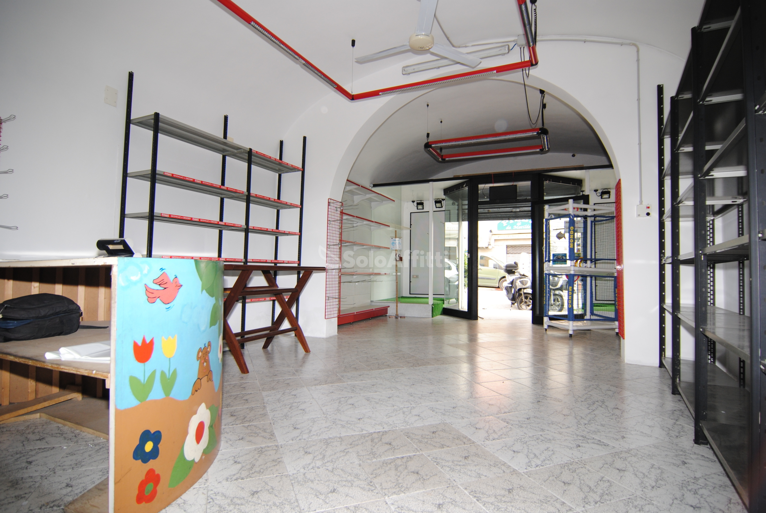 Immagine 2 di Locale commerciale in affitto  a Livorno