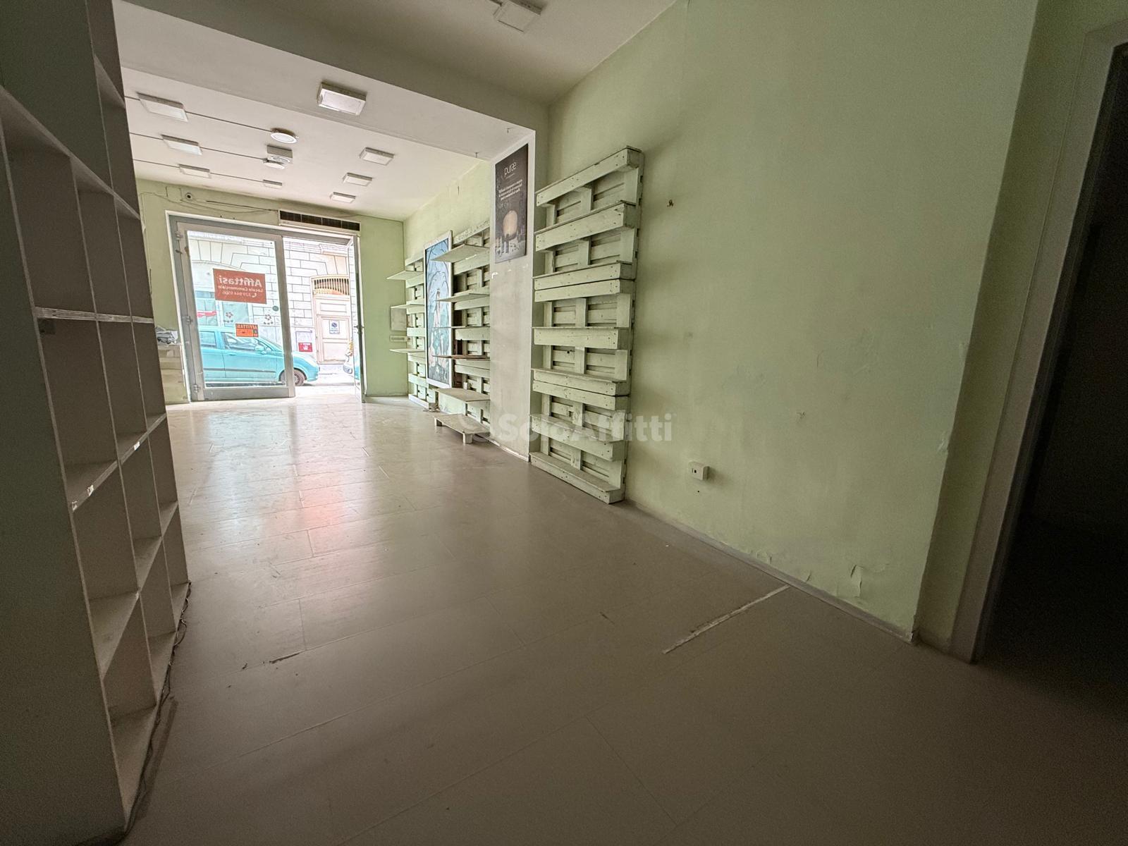 Immagine 4 di Locale commerciale in affitto  in Via Renato de Martino 4 a Caserta