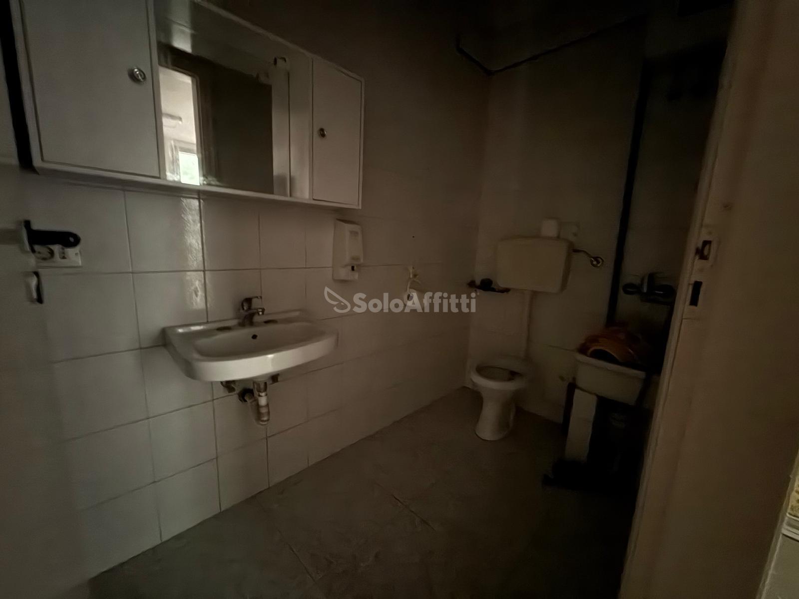 Immagine 8 di Locale commerciale in affitto  in Via Renato de Martino 4 a Caserta