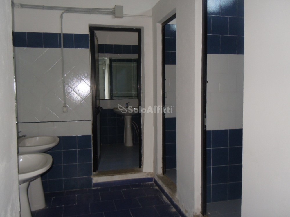 Immagine 7 di Locale commerciale in affitto  a Catanzaro