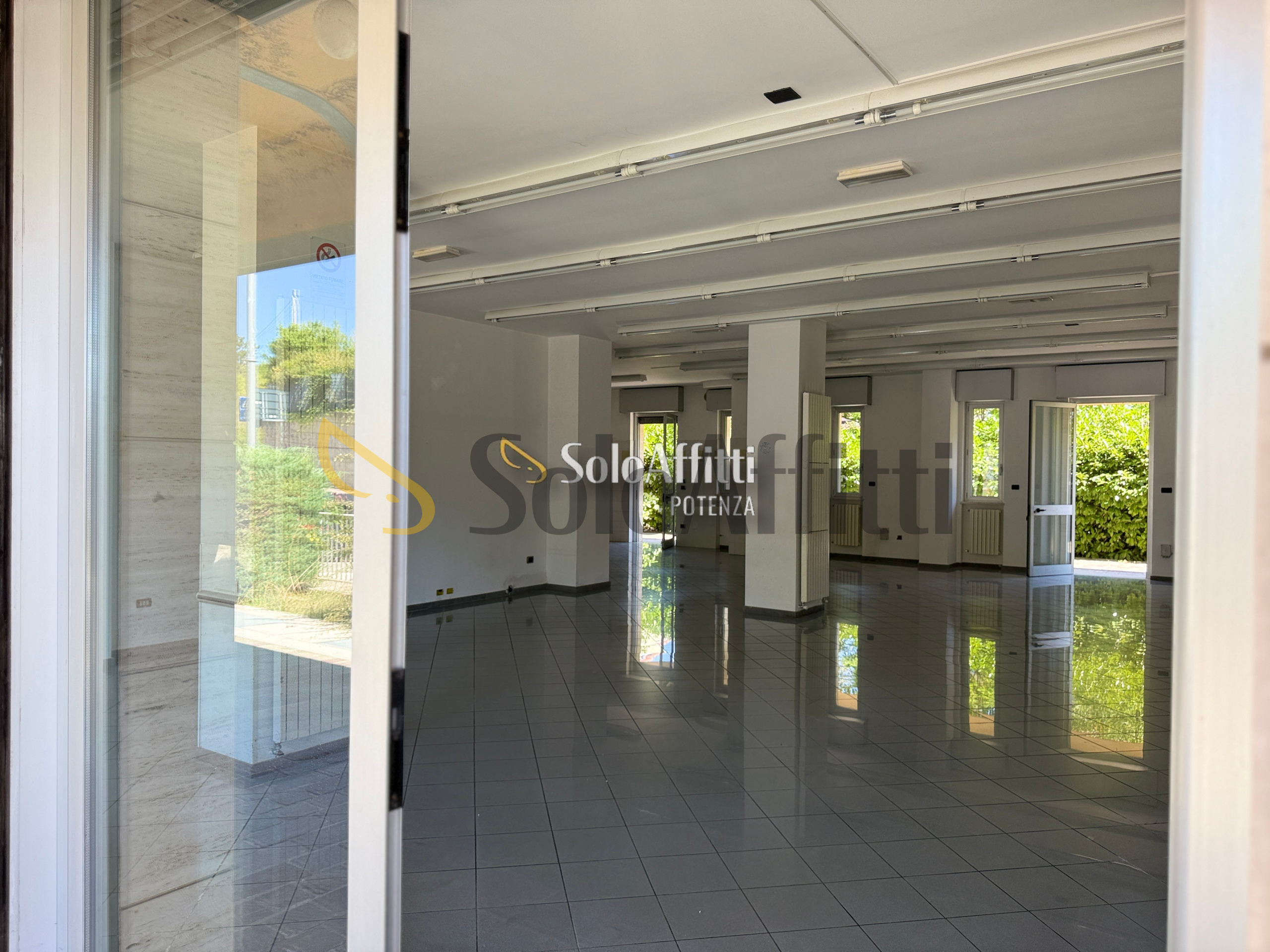 Immagine 5 di Locale commerciale in affitto  in Via Parigi 44, 46 a Potenza