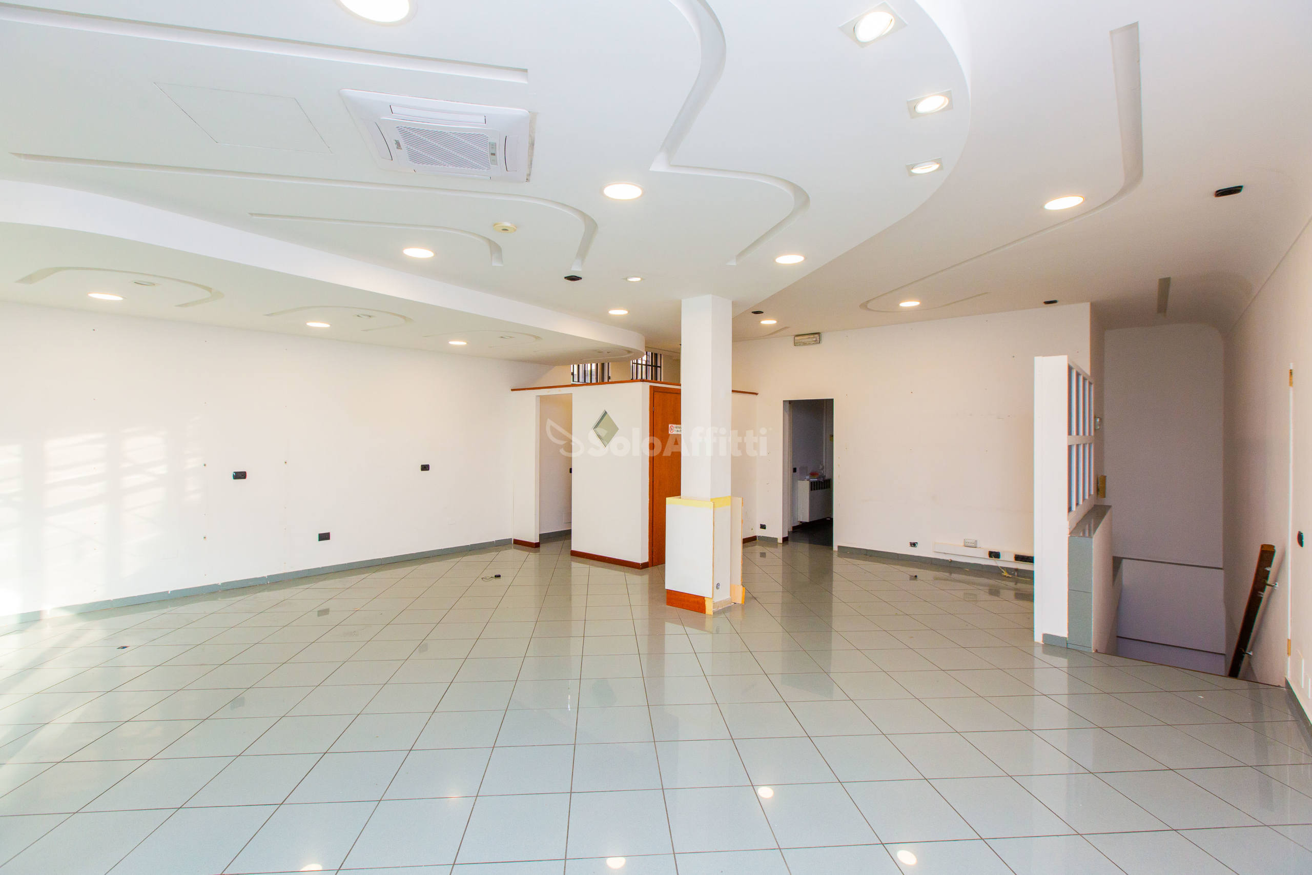 Immagine 7 di Locale commerciale in affitto  in Viale Lombardia 14 a Busto Arsizio