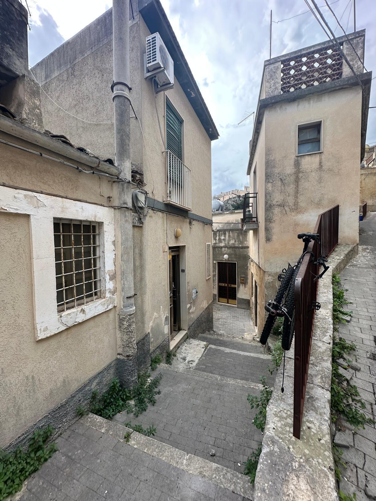 Immagine 6 di Porzione di casa in vendita  in VIA SBALZO a Modica