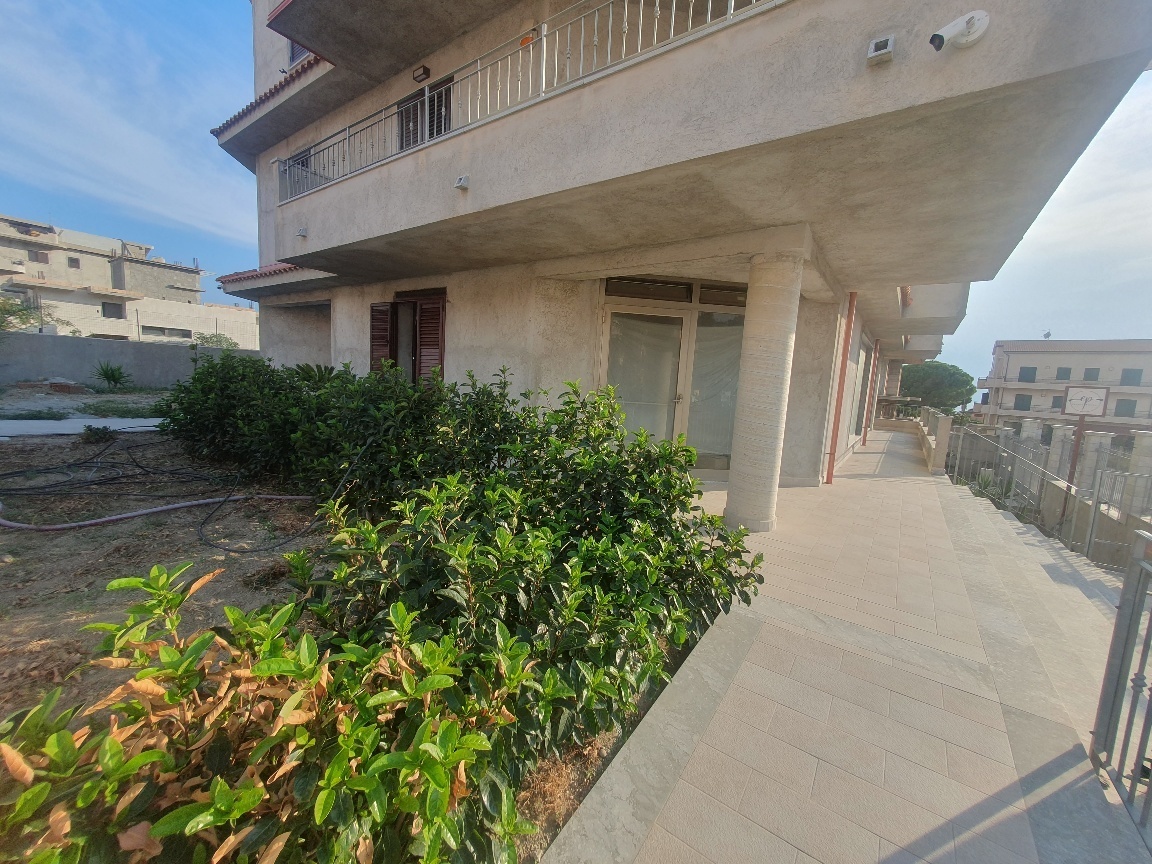 Immagine 2 di Locale commerciale in affitto  in Via Nicola Trussardi a Motta San Giovanni