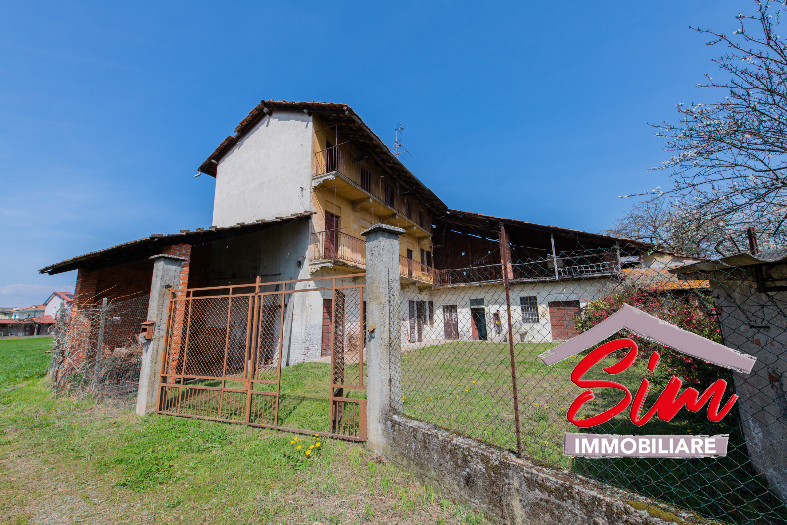 Immagine 2 di Rustico / casale in vendita  in Via Roma sn a Fara Novarese