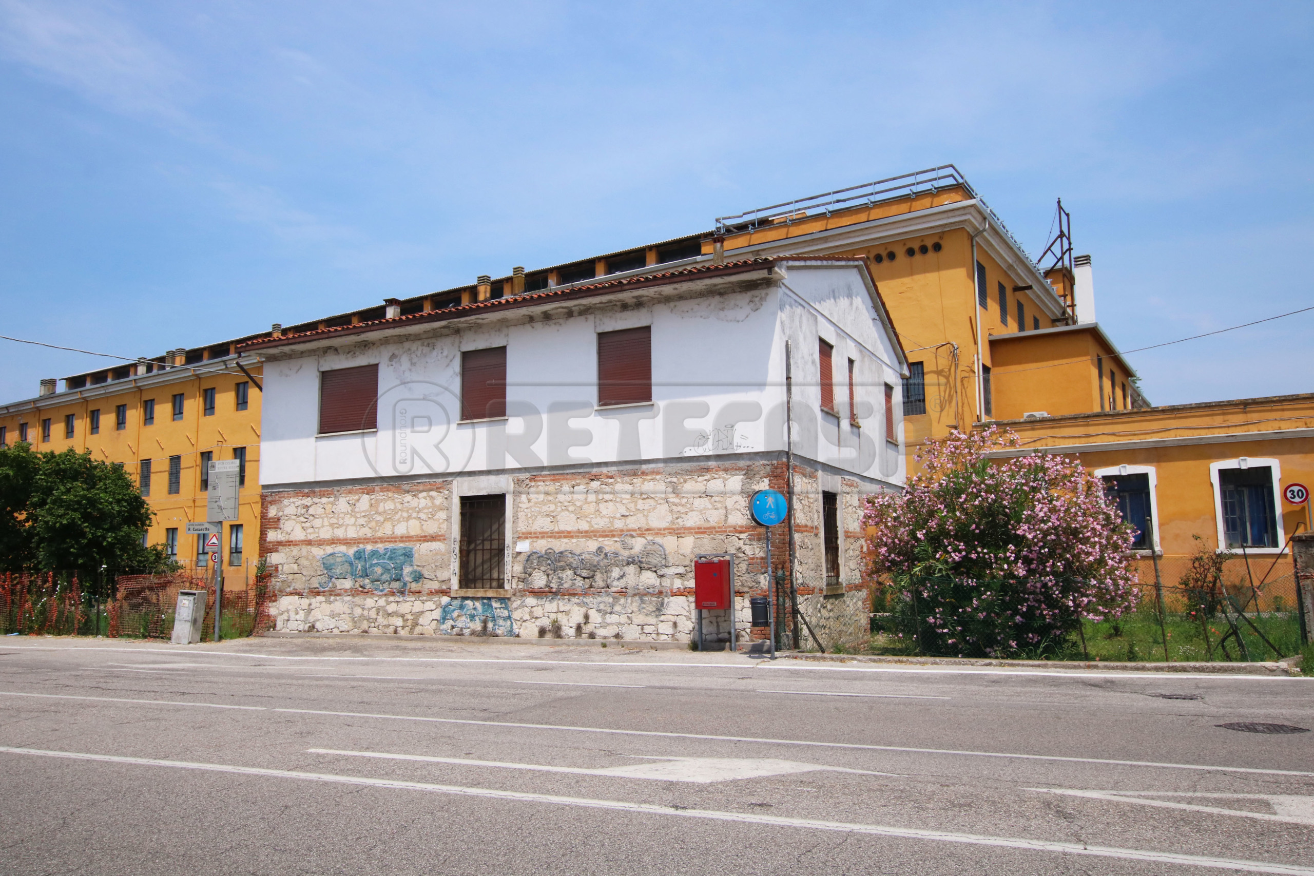 Immagine 24 di Villa in vendita  a Vicenza