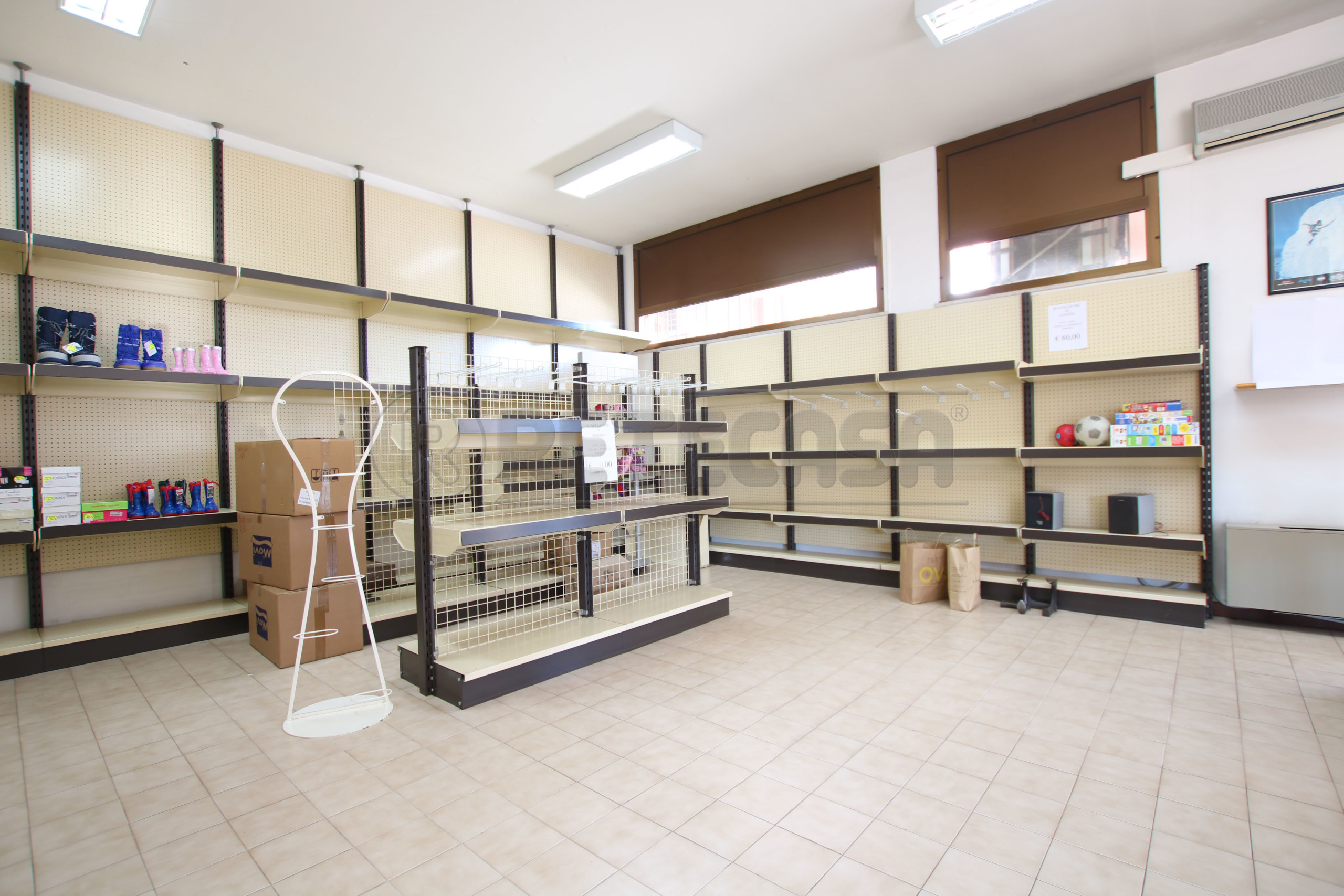 Immagine 5 di Locale commerciale in vendita  in Via Gaetano Salvemini 65 a Vicenza