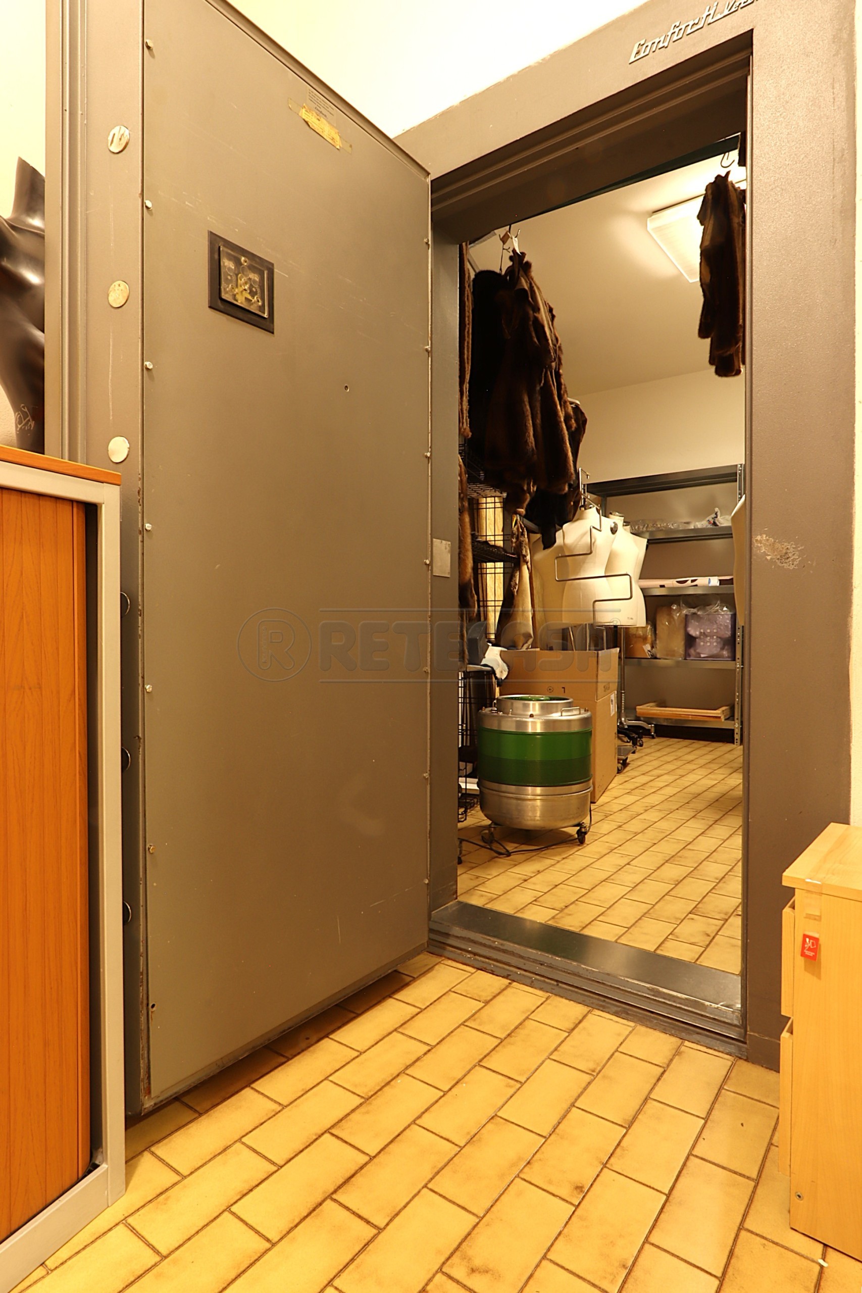 Immagine 11 di Locale commerciale in affitto  a Camisano Vicentino