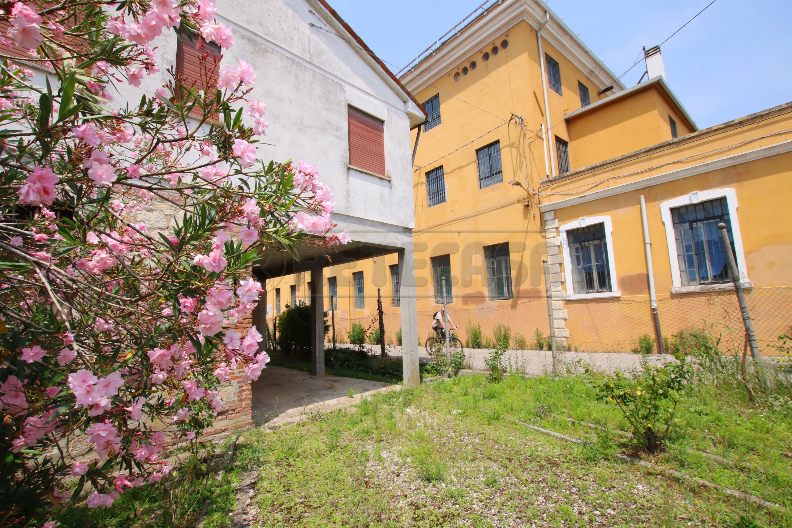 Immagine 23 di Villa in vendita  a Vicenza