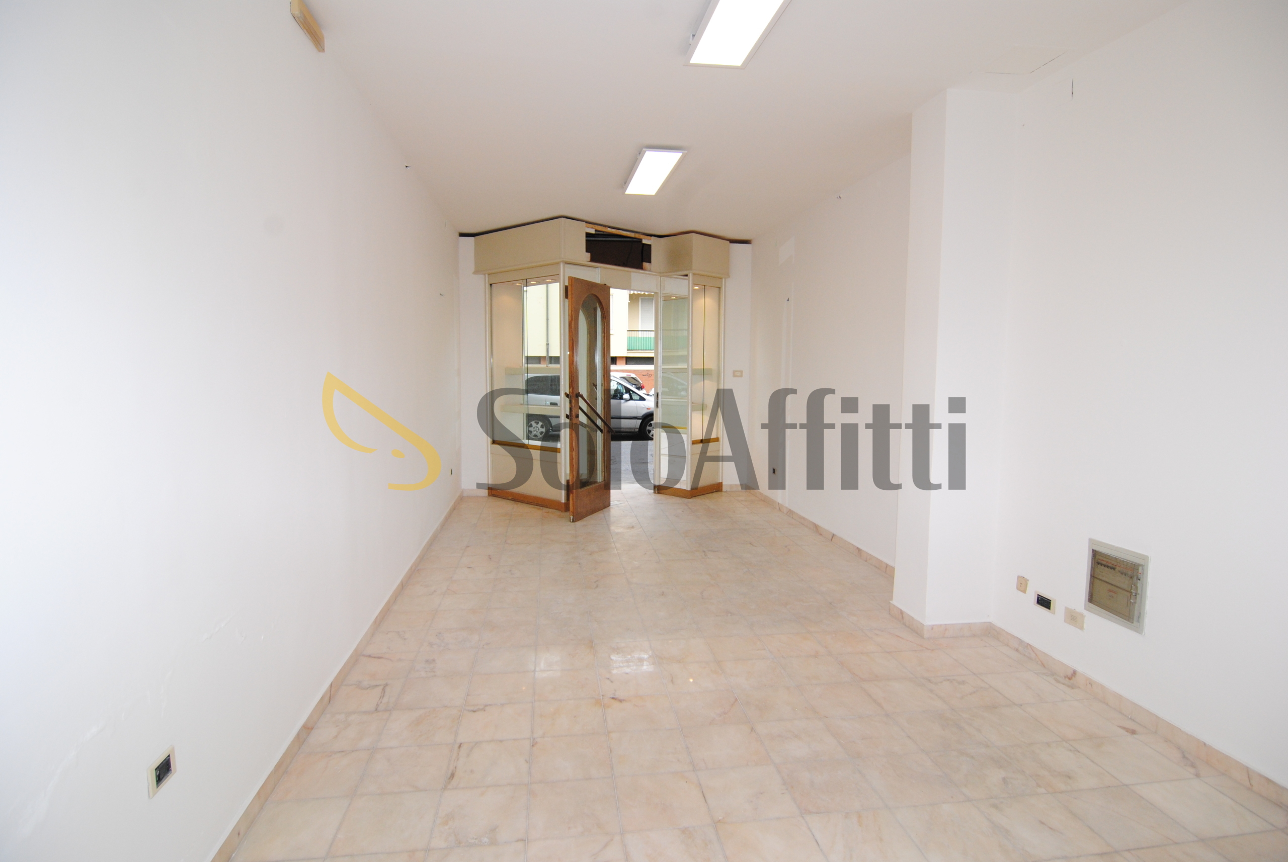 Immagine 4 di Locale commerciale in affitto  a Livorno