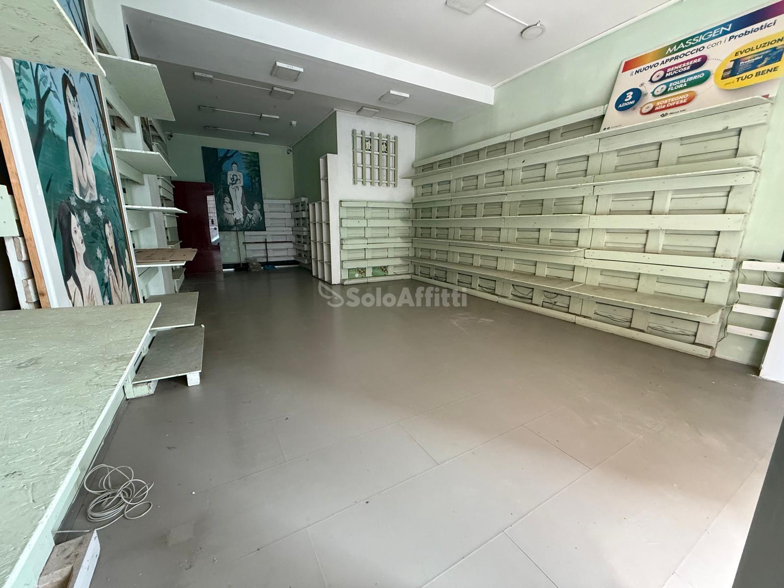 Immagine 2 di Locale commerciale in affitto  in Via Renato de Martino 4 a Caserta