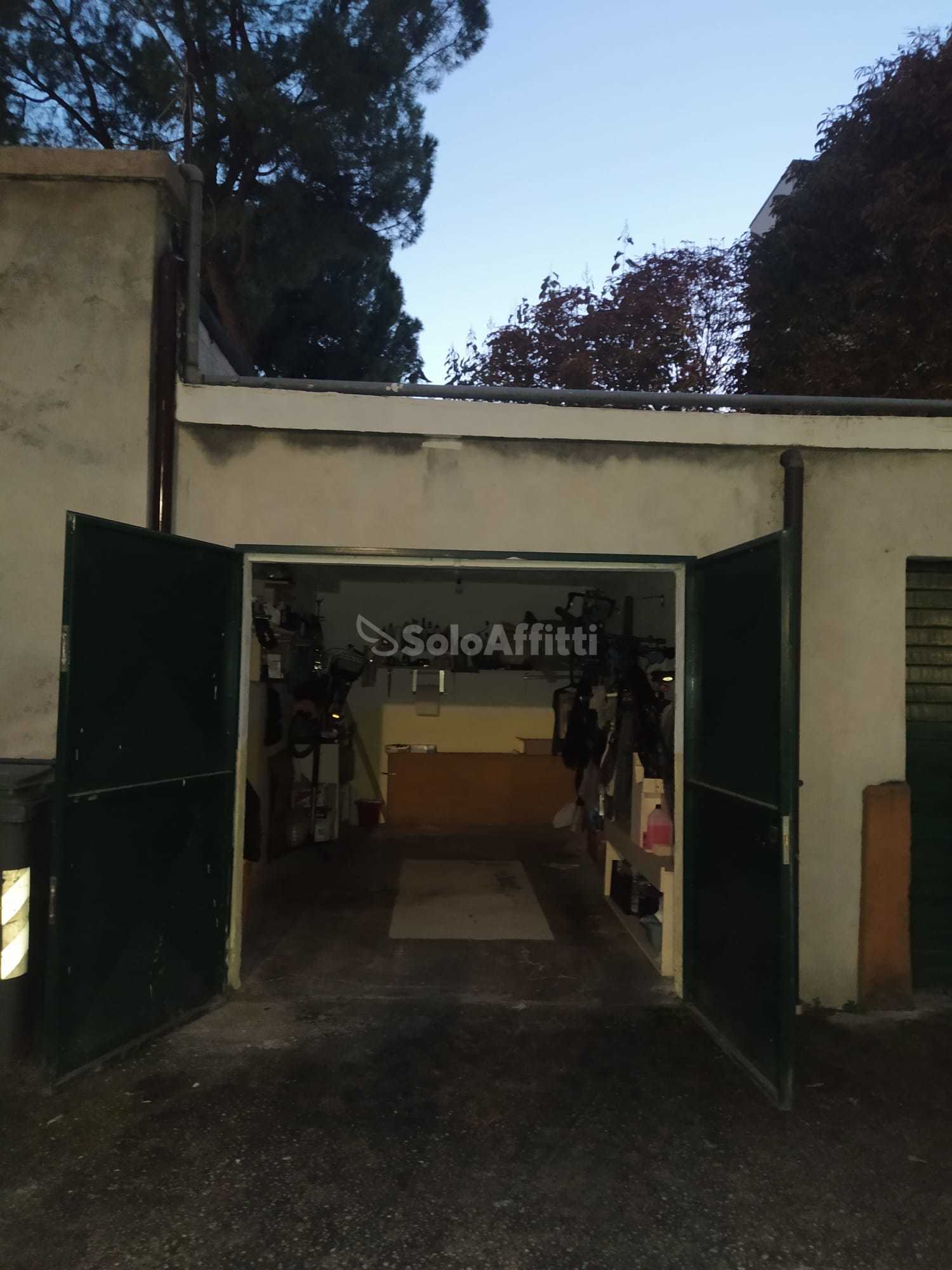 Immagine 1 di Garage in affitto  in Viale Guglielmo Oberdan a Terni