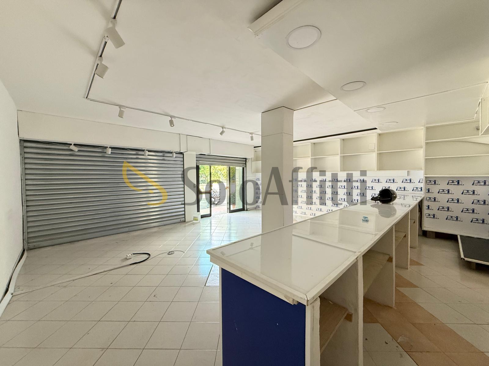 Immagine 16 di Locale commerciale in affitto  in Via John Fitzgerald Kennedy 26 a Caserta