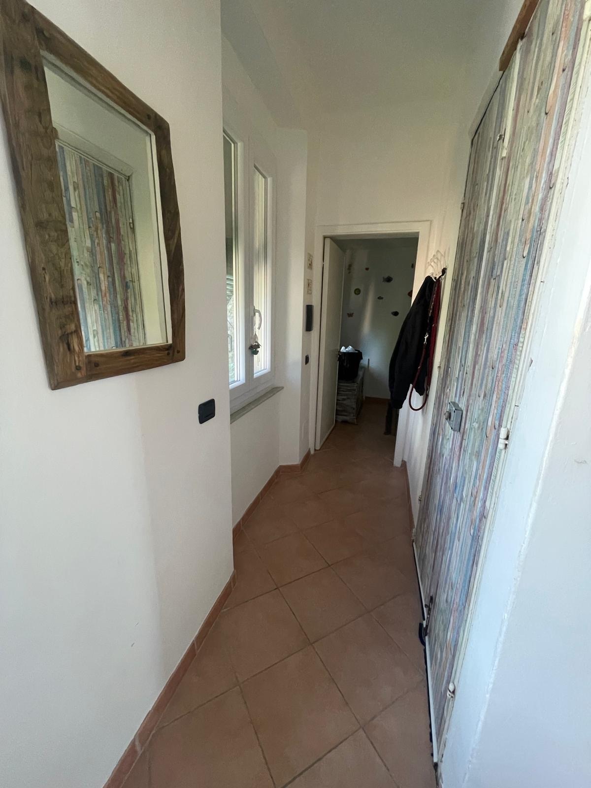 Immagine 10 di Trilocale in vendita  a Ameglia