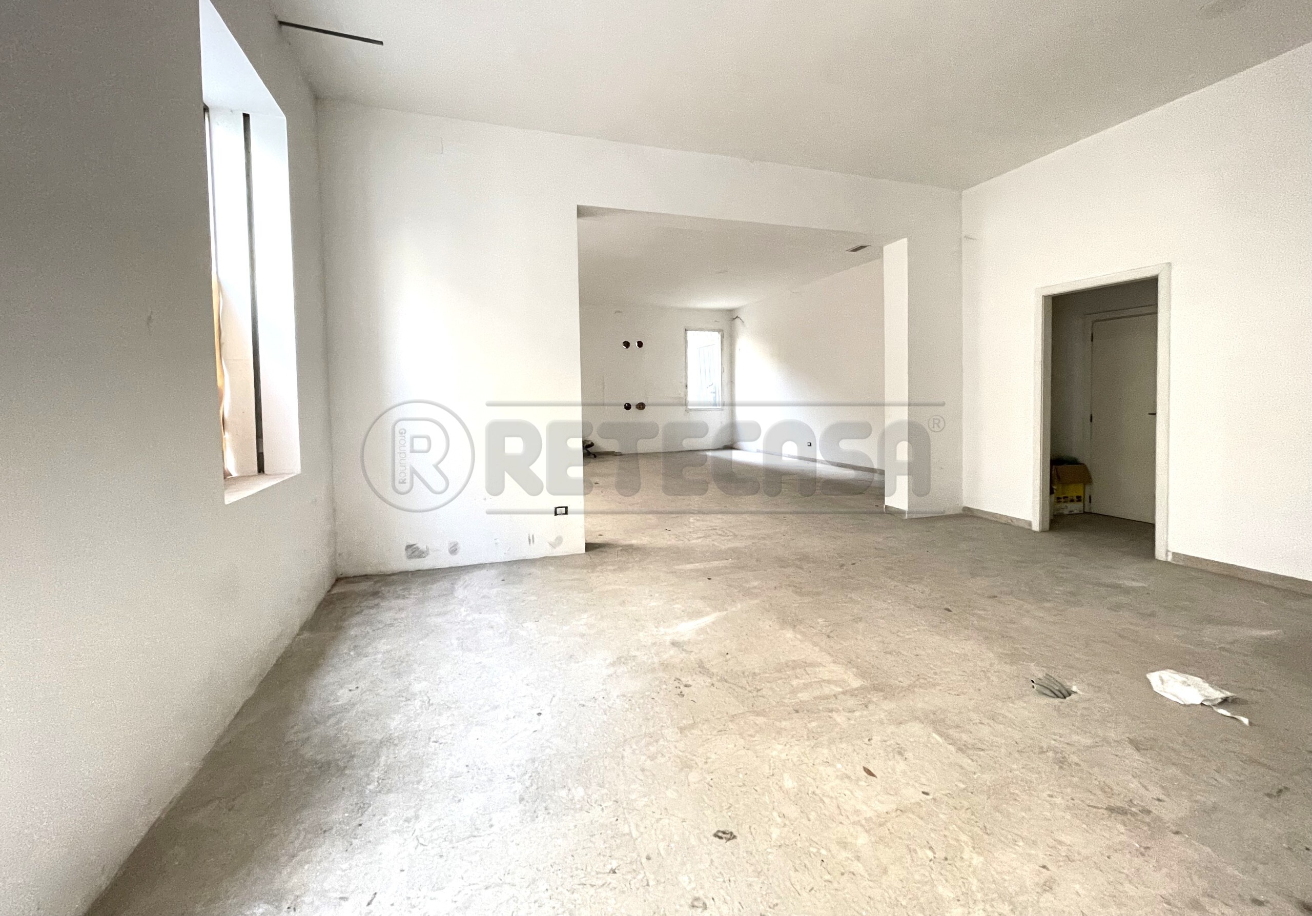 Immagine 4 di Locale commerciale in vendita  in Riviera dei Ponti Romani 13 a Padova