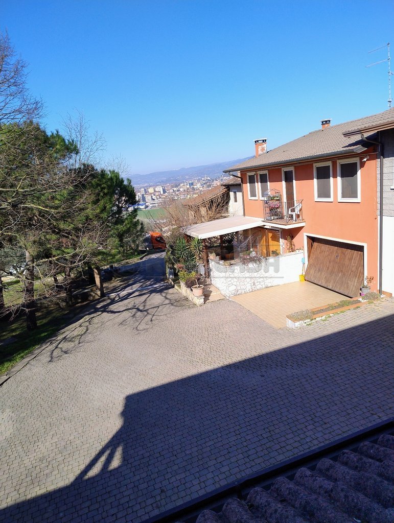 Immagine 28 di Casa bifamiliare in vendita  a Montecchio Maggiore