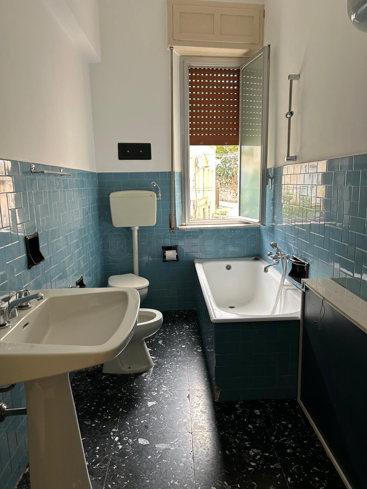 Immagine 7 di Trilocale in vendita  in via Niscemi 186 a Caltanissetta