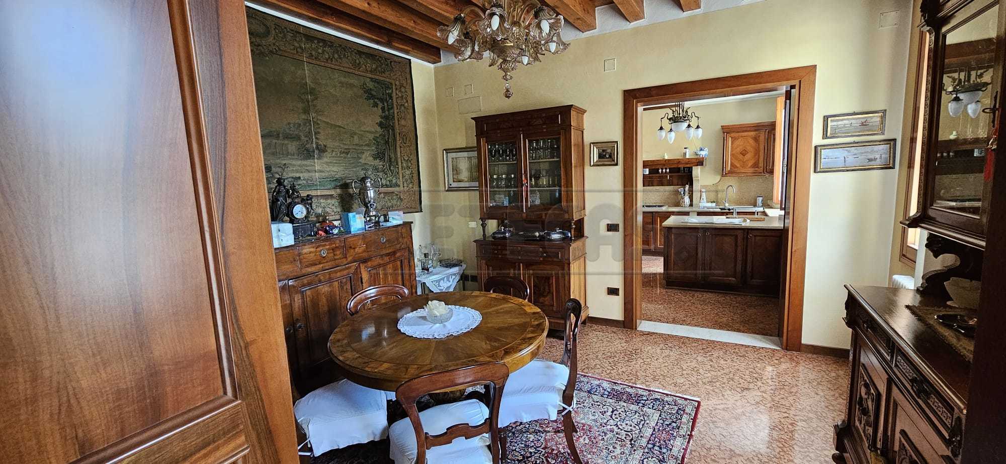 Immagine 11 di Villa in vendita  a Mirano