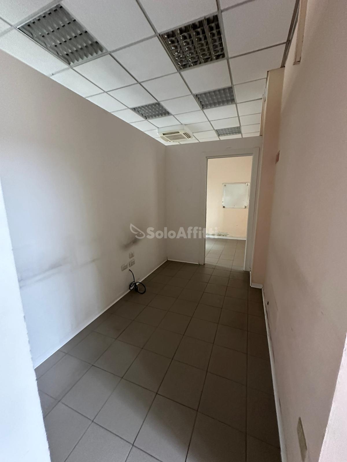 Immagine 2 di Ufficio in affitto  a Falconara Marittima