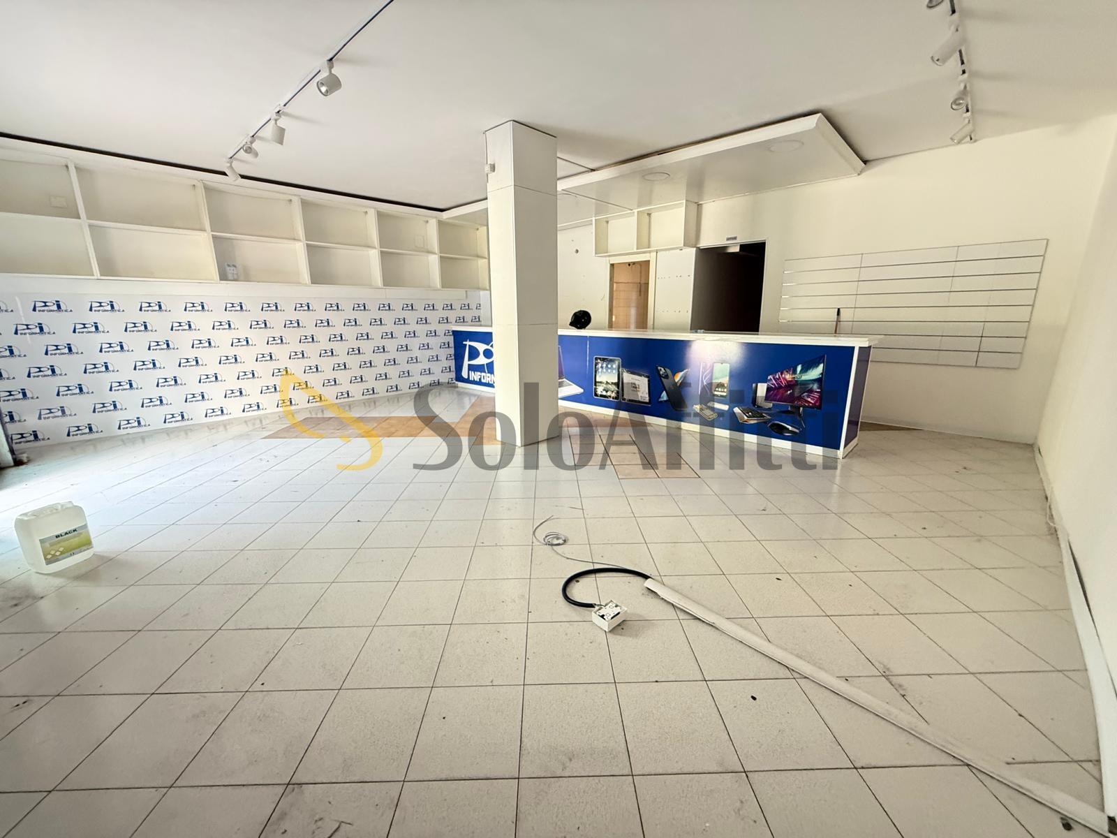 Immagine 13 di Locale commerciale in affitto  in Via John Fitzgerald Kennedy 26 a Caserta