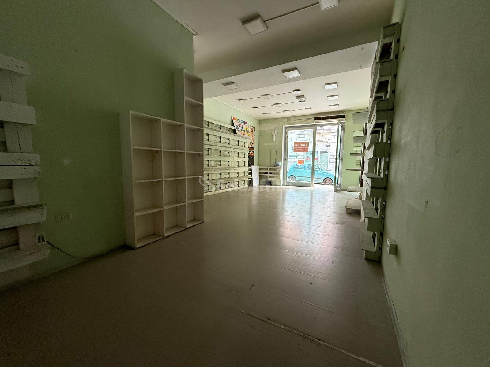 Immagine 3 di Locale commerciale in affitto  in Via Renato de Martino 4 a Caserta