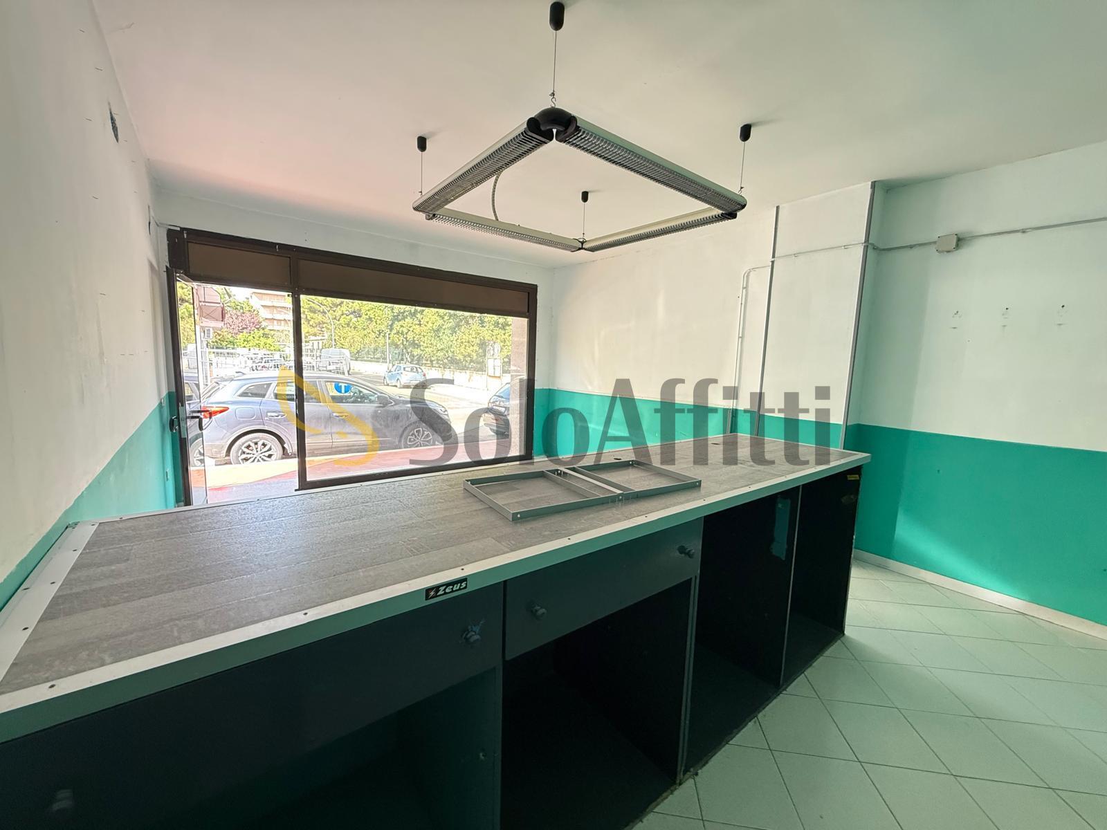 Immagine 4 di Locale commerciale in affitto  in Via John Fitzgerald Kennedy 26 a Caserta