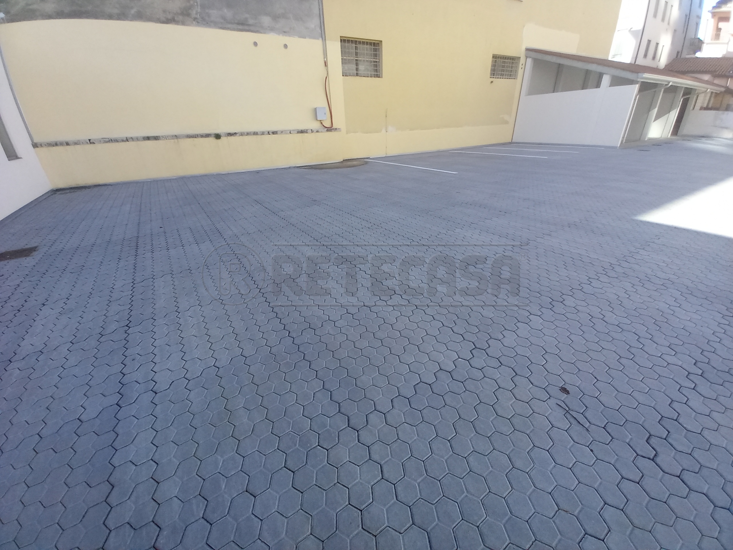 Immagine 2 di Garage in vendita  in Viale Milano 22 a Vicenza