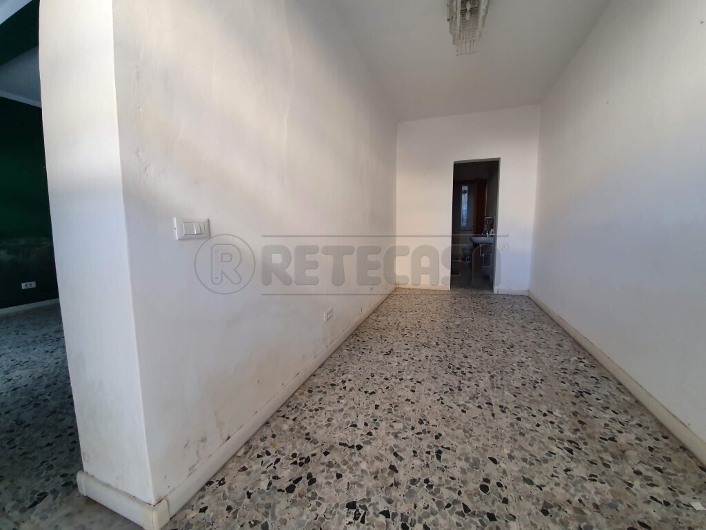 Immagine 4 di Locale commerciale in vendita  in Corso Giuseppe Garibaldi 178 a Viareggio