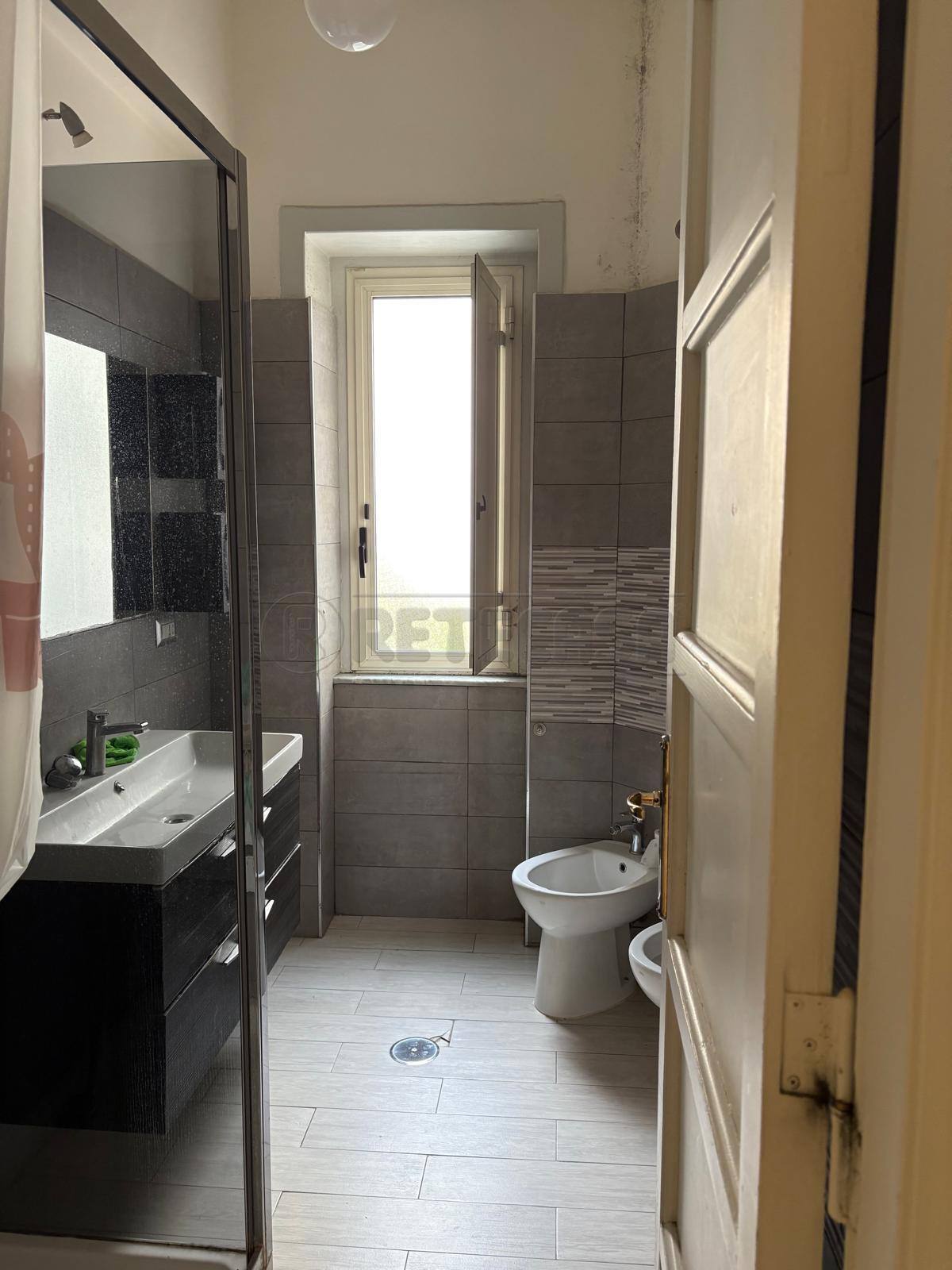 Immagine 10 di Trilocale in vendita  in Via Rocco Cocchia 8 a Salerno