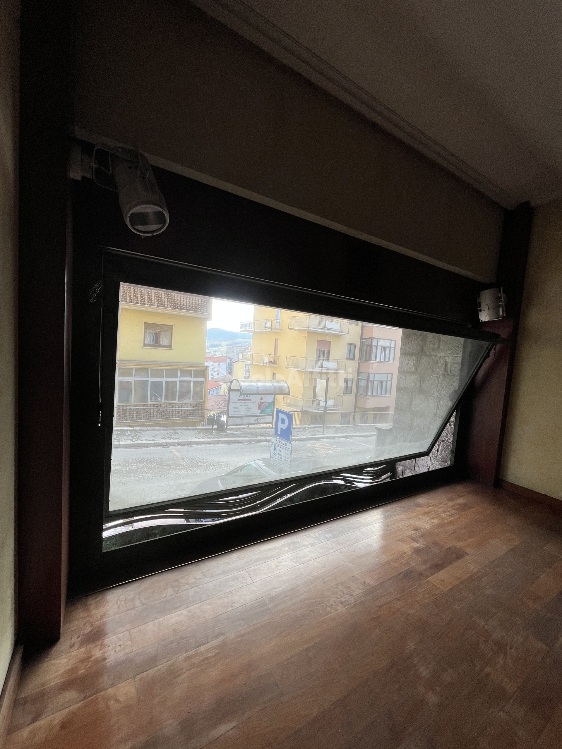 Immagine 13 di Locale commerciale in affitto  in Via Nicola Vaccaro a Potenza