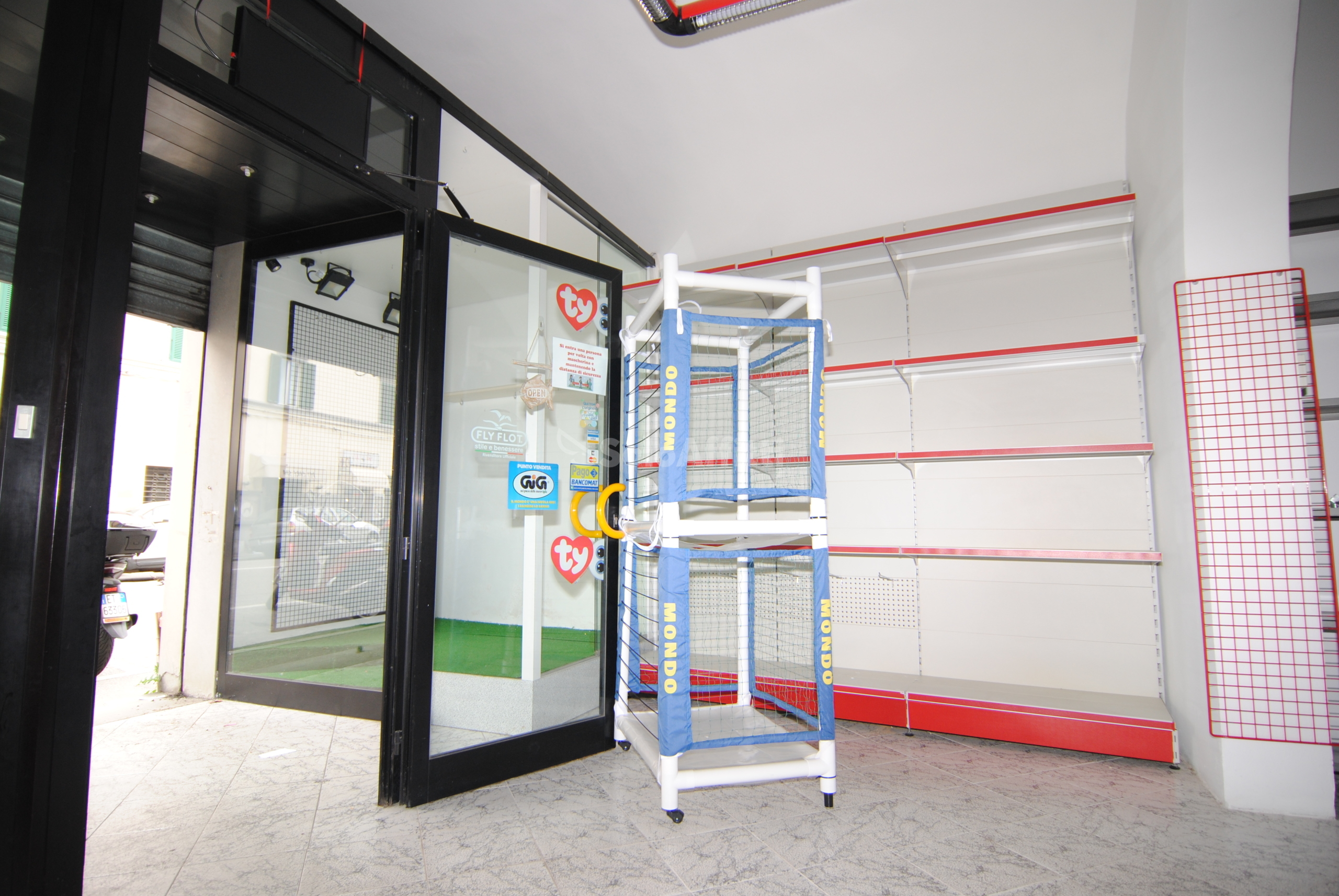 Immagine 6 di Locale commerciale in affitto  a Livorno