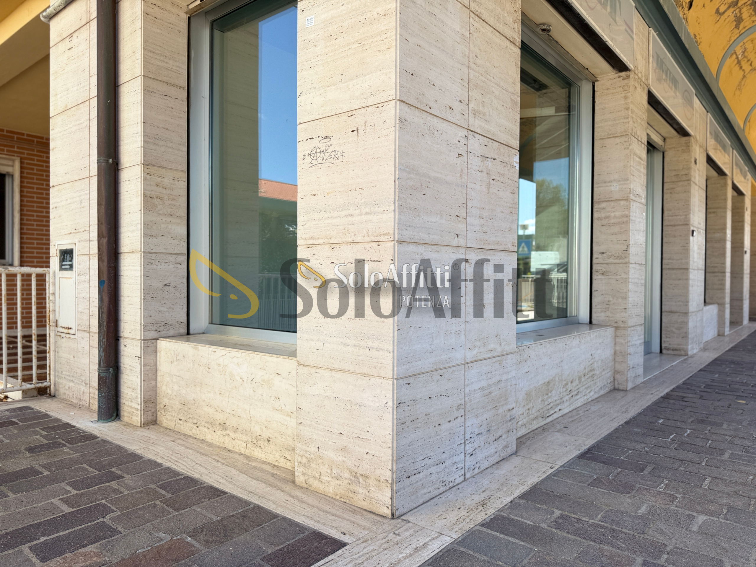 Immagine 3 di Locale commerciale in affitto  in Via Parigi 44, 46 a Potenza