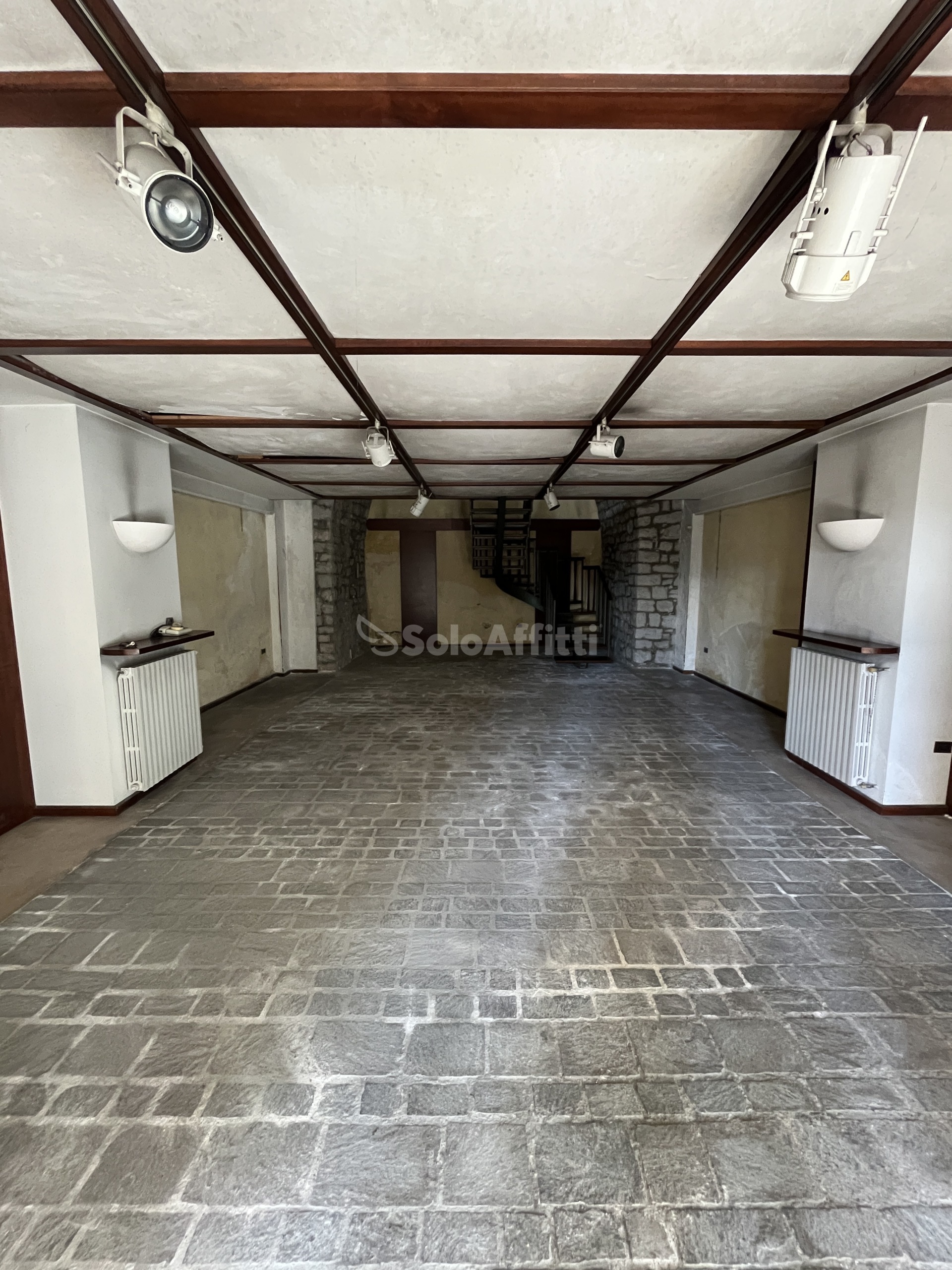 Immagine 1 di Locale commerciale in affitto  in Via Nicola Vaccaro a Potenza