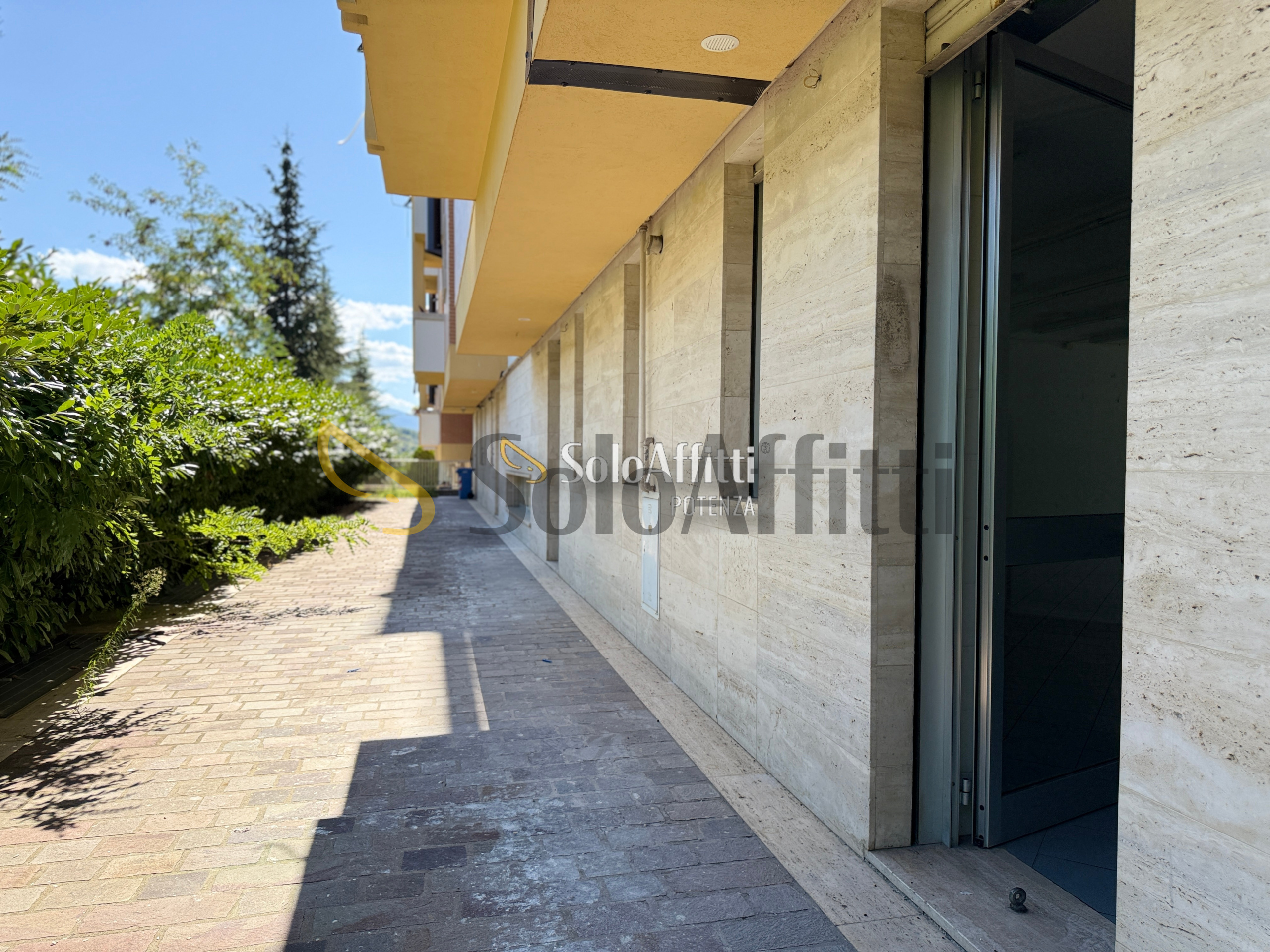 Immagine 17 di Locale commerciale in affitto  in Via Parigi 44, 46 a Potenza