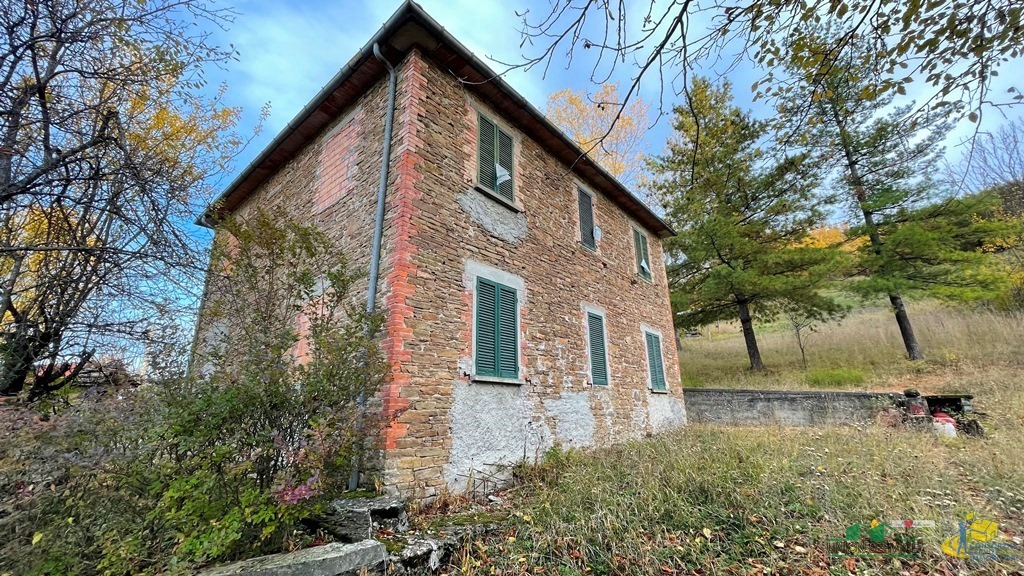 Immagine 1 di Rustico / casale in vendita  in pessola casa gasparone 81 a Varsi