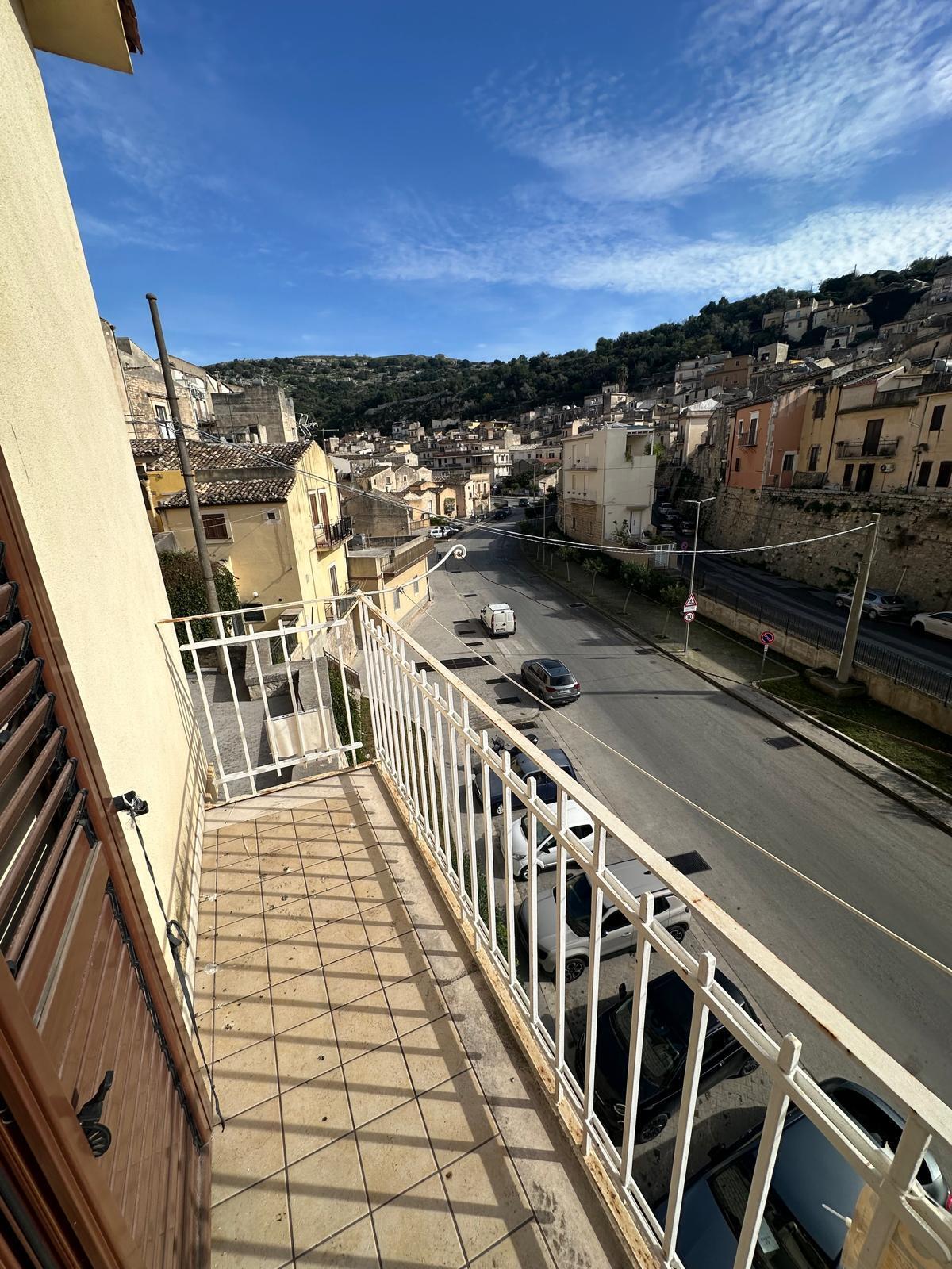 Immagine 2 di Porzione di casa in vendita  in VIA SBALZO a Modica