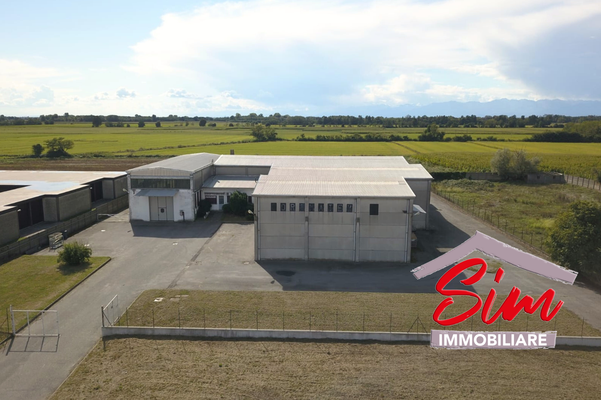 Immagine 19 di Locale commerciale in vendita  in Strada statale 229 del Lago d'Ortatrada provincial sn a Caltignaga