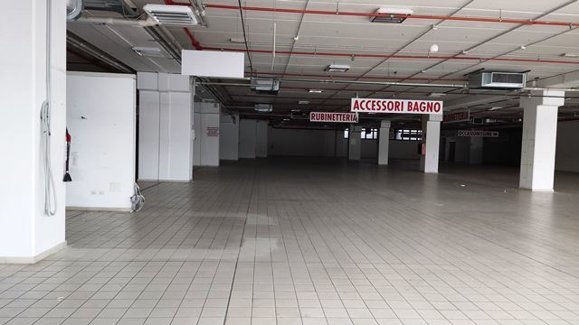 Immagine 6 di Locale commerciale in vendita  in VIA EINAUDI a Civitanova Marche