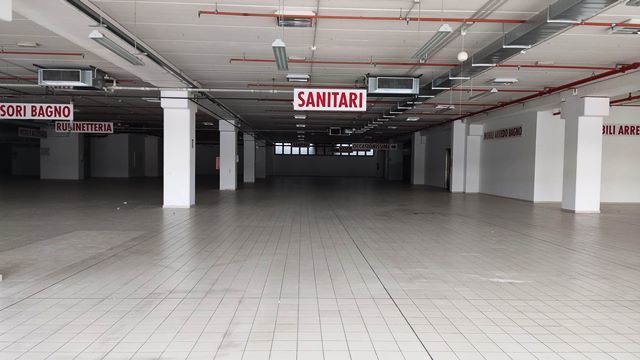 Immagine 7 di Locale commerciale in vendita  in VIA EINAUDI a Civitanova Marche